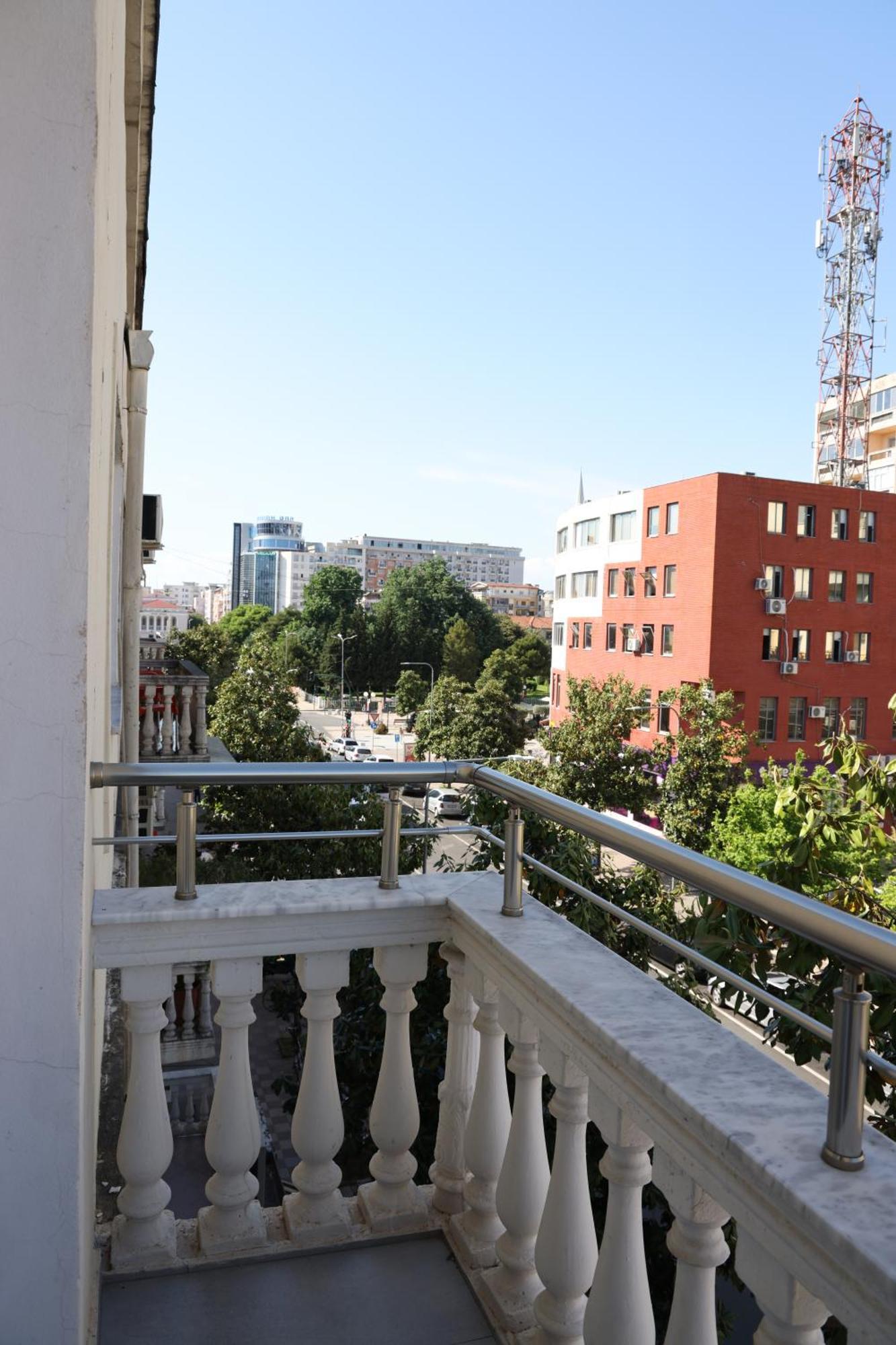 Sol Hotel Shkoder Exterior photo